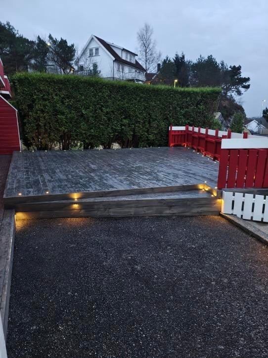 Den store terrassen ved inngangspartiet blir en naturlig forlengelse av boligen på varme dager. Galleribilde