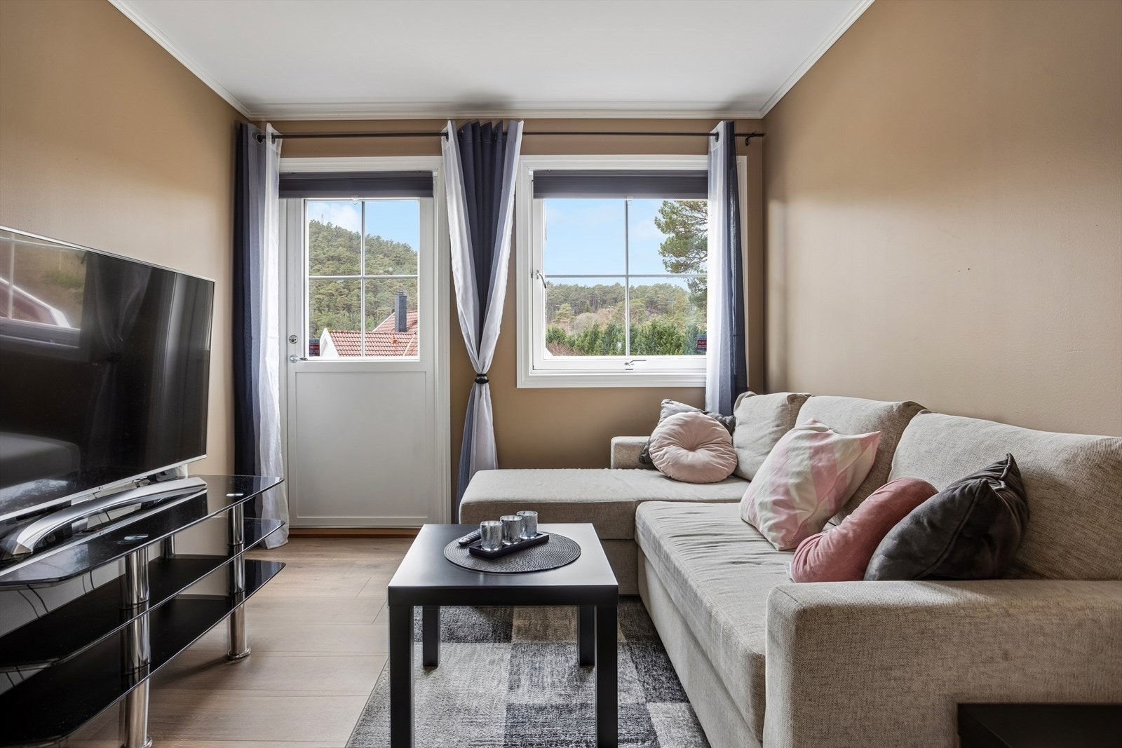 Rom med fleksible møbleringsmuligheter, pr i dag brukt som tv-stue / gjesterom. Rommet er på opprinnelige tegninger bod, og ikke godkjent soverom/ varig opphold. Galleribilde