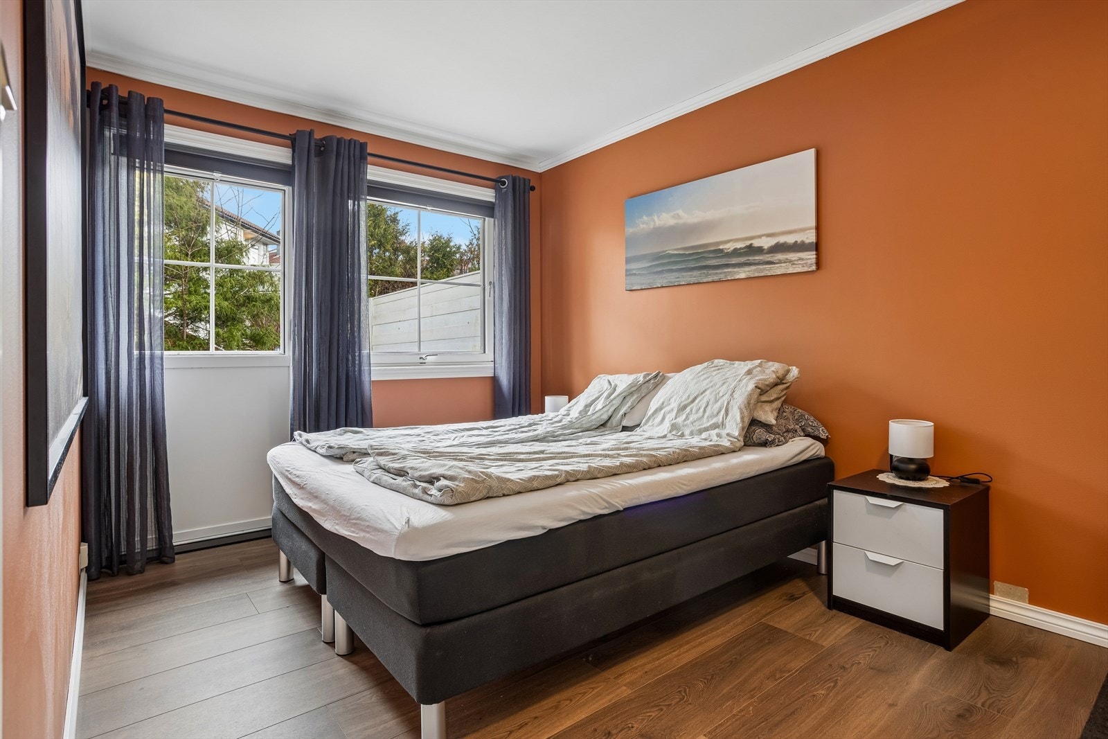 Soverom i hovedetasjen med utgang til terrasse. Galleribilde