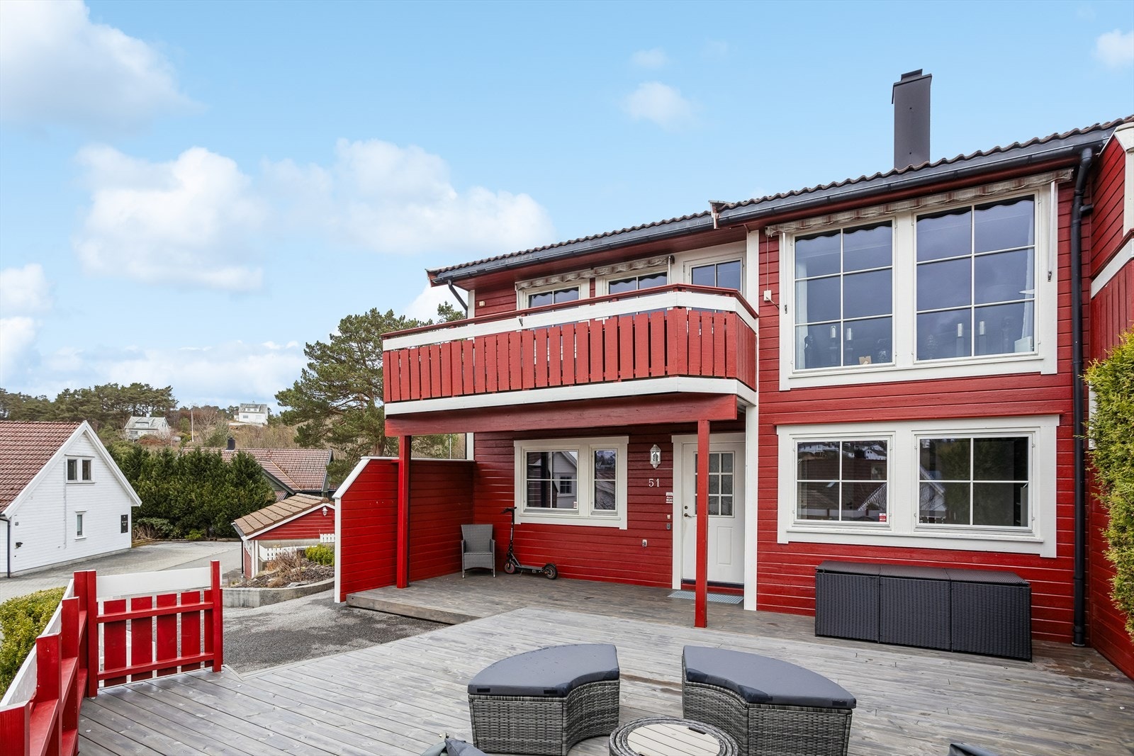 Velkommen til Lyngmarka 51 - en flott familiebolig med innbydende, solrike uteplasser. Galleribilde