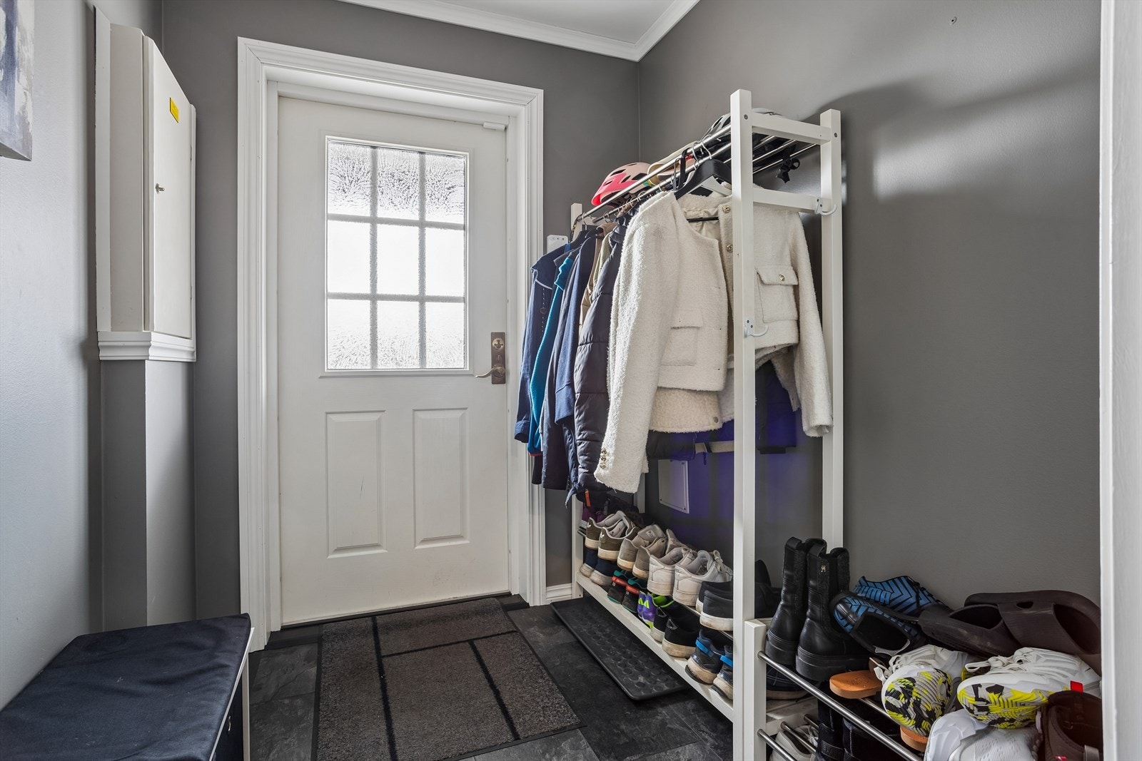 Velkommen inn i underetasjens entré. Gangen har varmekabler i gulvet (varmekabler er pr i dag utkoblet) Galleribilde