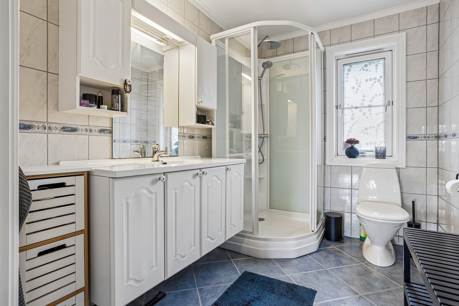 Badet i hovedetasjen er fra byggeåret og har varme i gulvet, samt et nyere dusjkabinett. Galleribilde