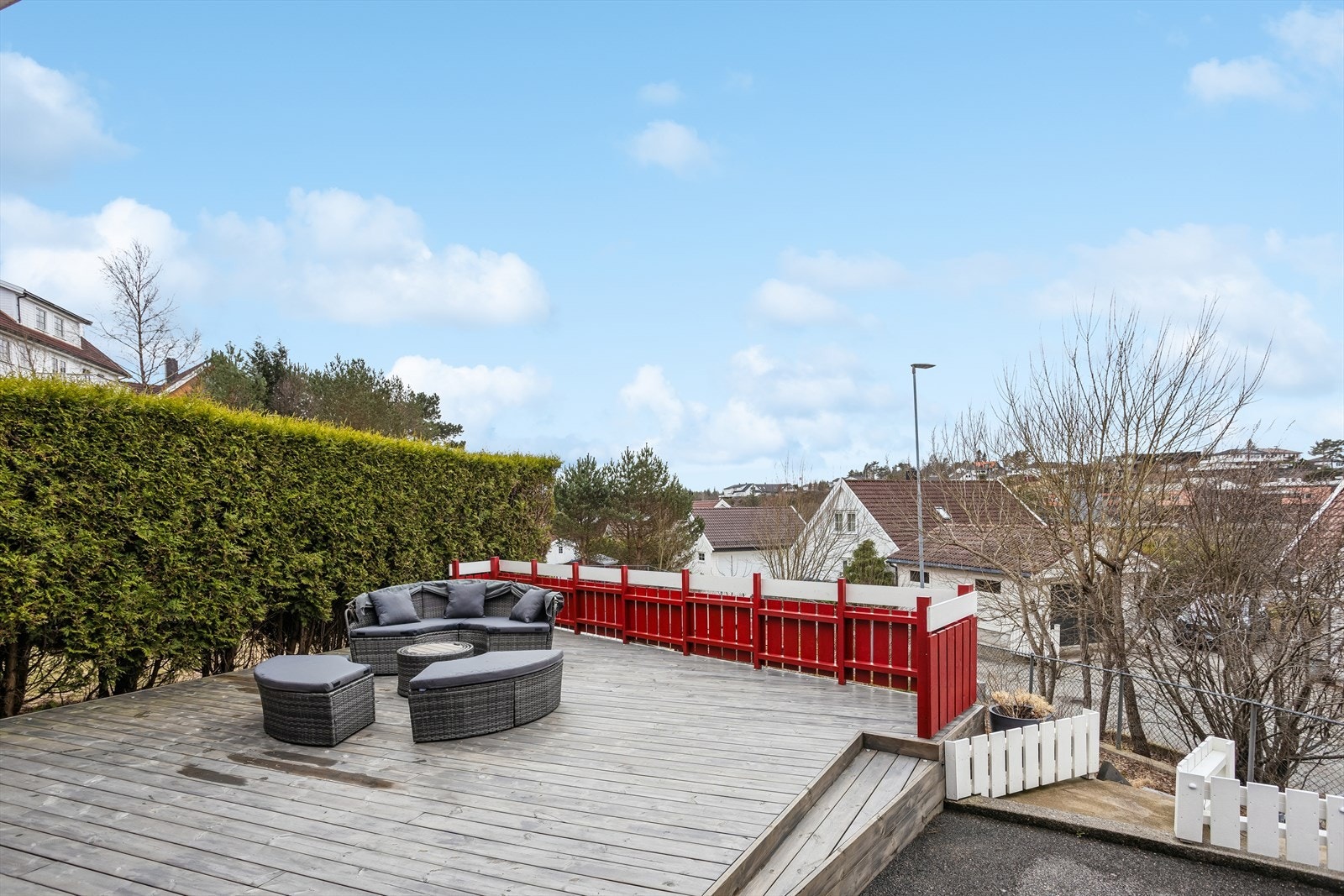 Eiendommen byr på totalt 100 m² med uteplasser, inkludert denne romslige terrassen med god plass til utemøbler. Galleribilde