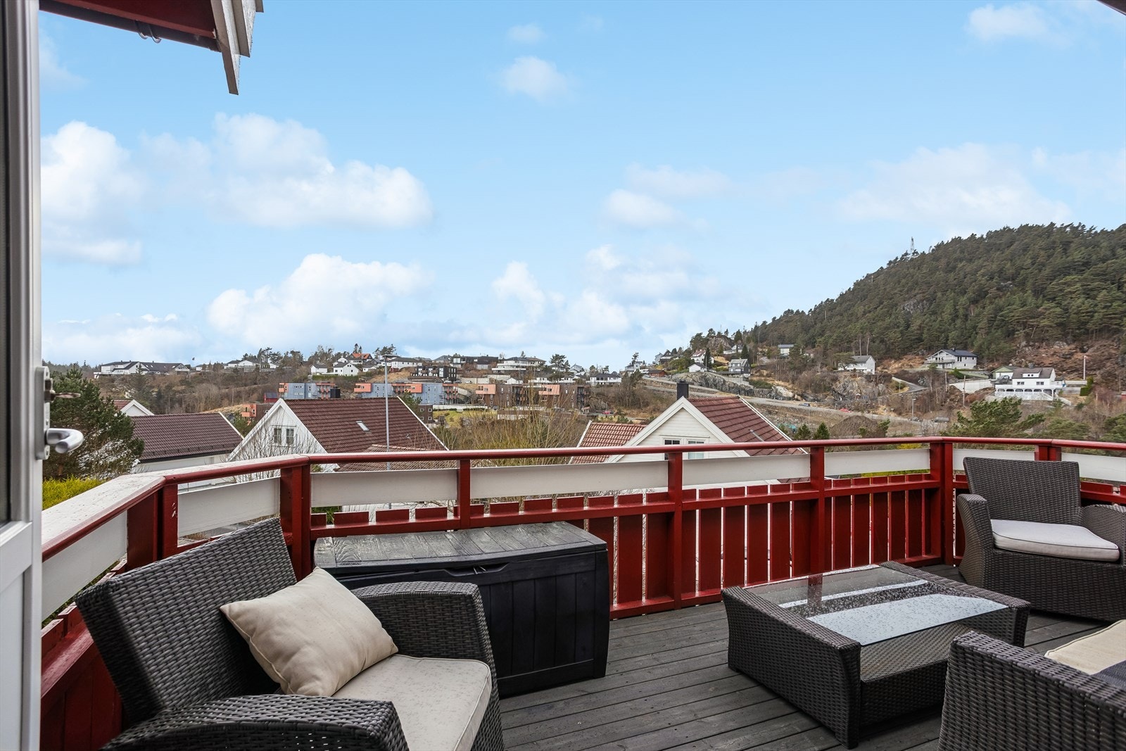 Fra stuen kommer du ut til en altan på 12 m² med plass til en sittegruppe. Vid utsikt og gode solforhold. Galleribilde