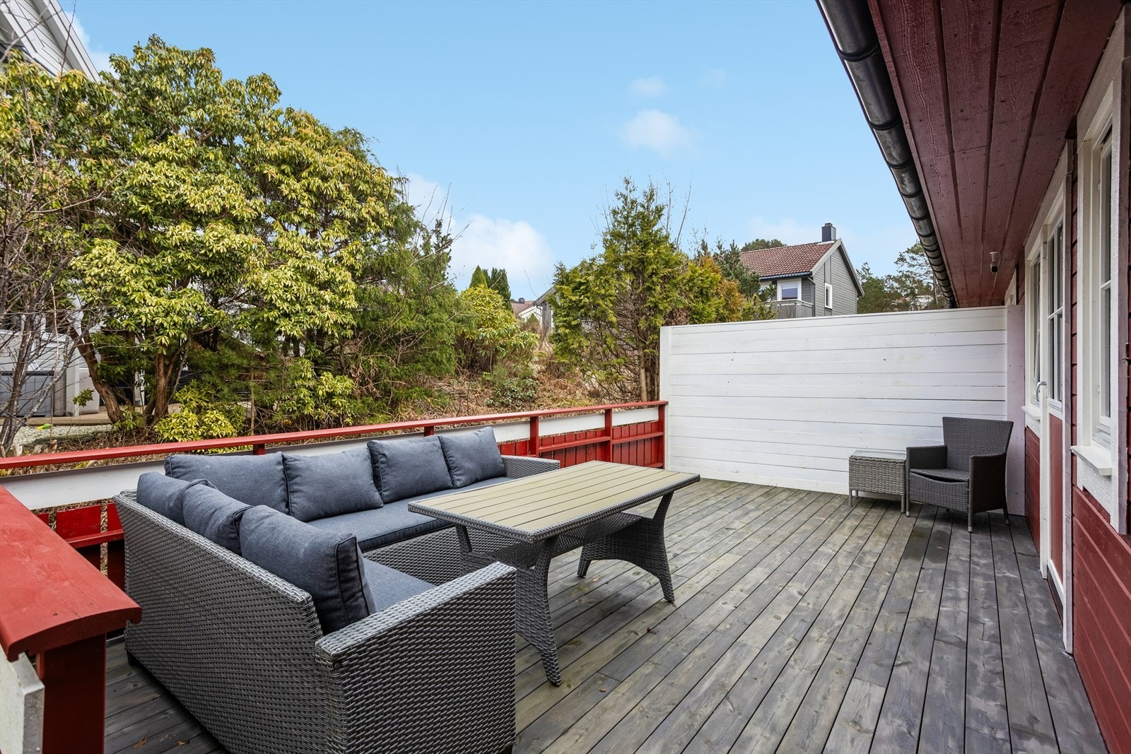 Terrassen utenfor kjøkkenet/ soverommet er på over 20 m² og har en praktisk skillevegg mot naboen. Galleribilde