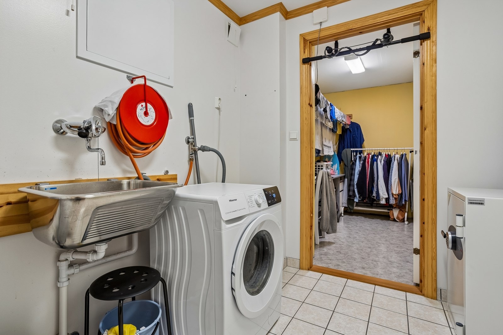 Praktisk med eget vaskerom! Flislagt gulv, skyllekum i stål og tilgang til to boder. Her er også boligens hovedstoppekran plassert. Galleribilde