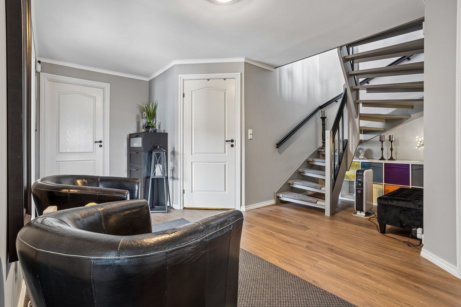 Romslig hall med trapp binder de to etasjene sammen. Galleribilde