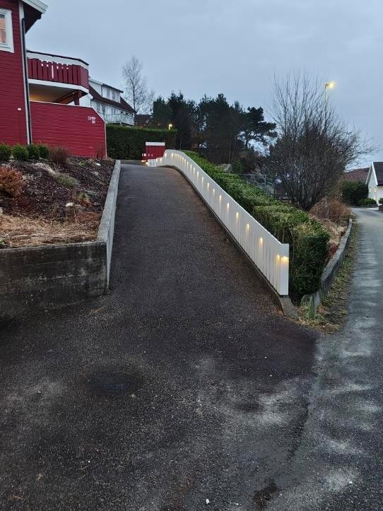 Tomten er pent opparbeidet med beplantning og forstøtningsmurer i betong og naturstein. Galleribilde