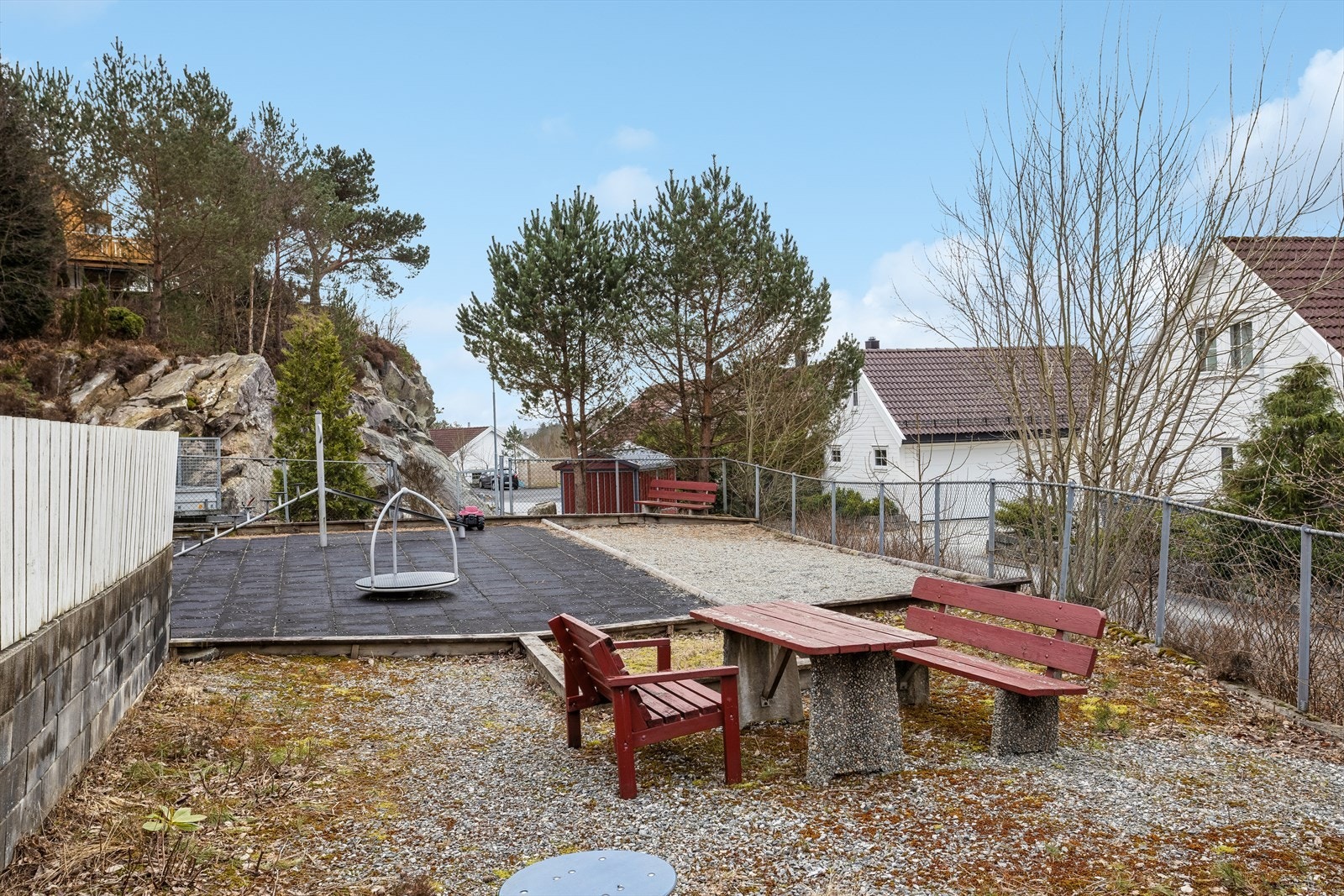 Nærområdet er barnevennlig med lekeplasser og kort vei til skoler, barnehager og idrettsanlegg som Skogen Fotballpark. Galleribilde