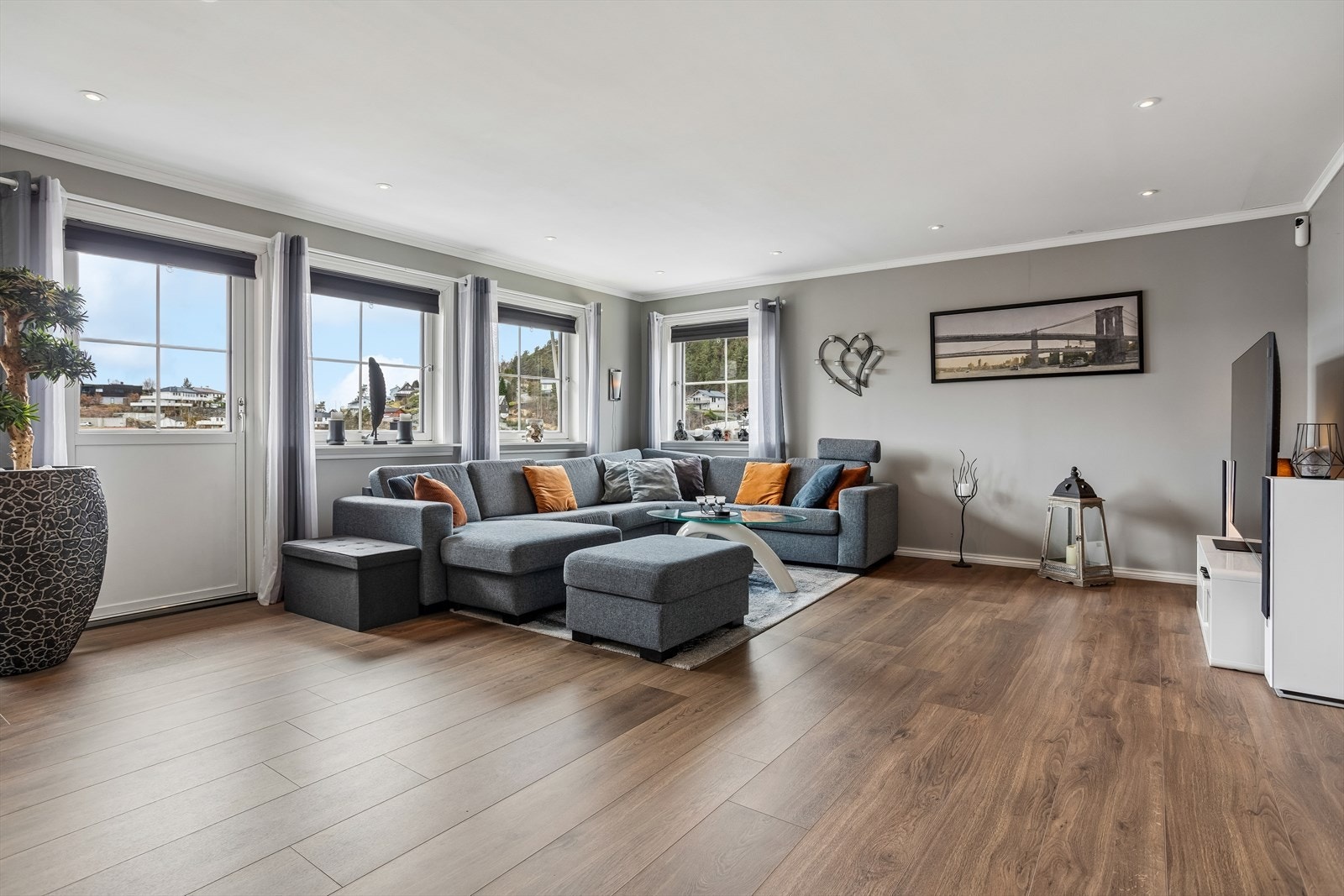 Vi går opp til hovedetasjen og den store stuen på over 40 m². Rommet har laminatgulv og moderne lysspotter i himlingen. Galleribilde