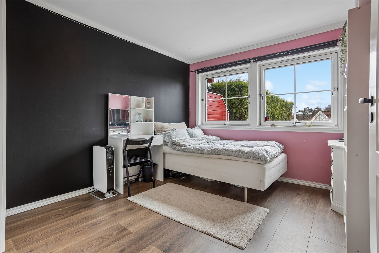 Soverommene i underetasjen er romslige med god plass til seng og garderobeløsninger. Galleribilde