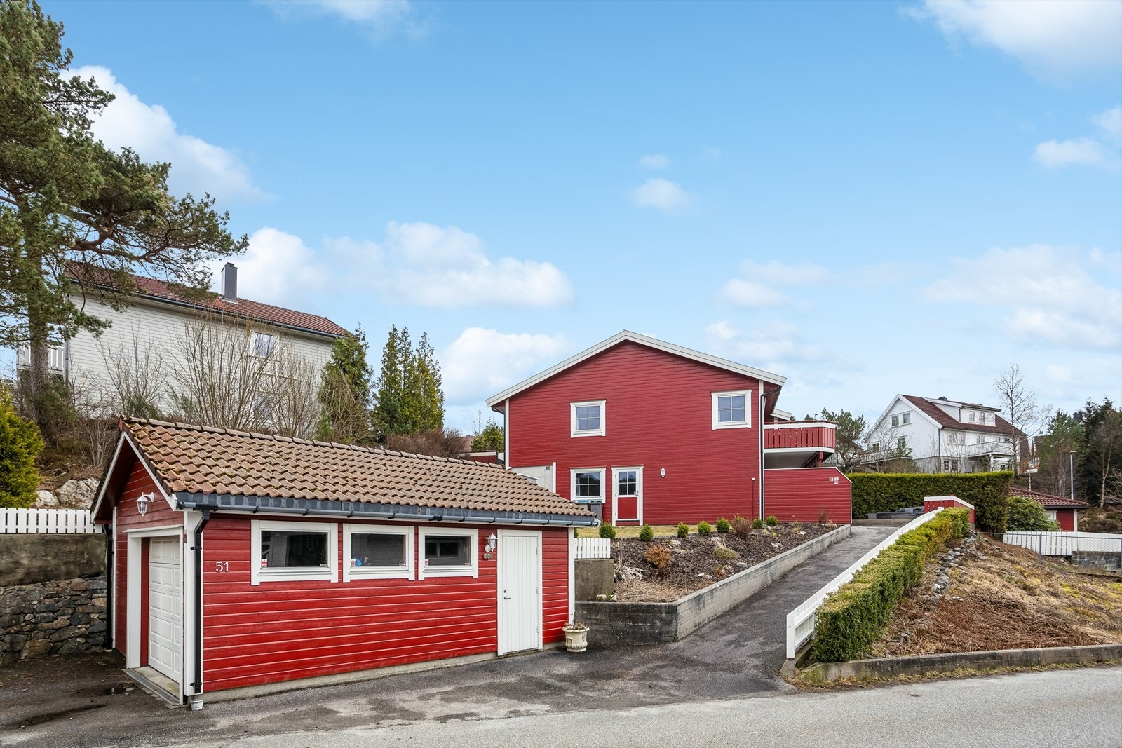 Rekkehus fra 2000 med en innholdsrik planløsning over to etasjer, samt en egen garasje på 26 m². Galleribilde