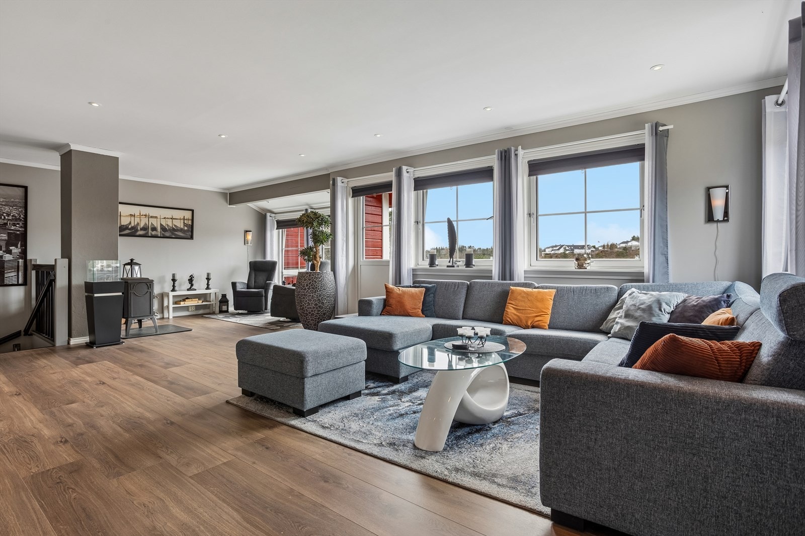 Stuen har rikelig med plass for flere sittegrupper og en åpen, luftig atmosfære. Galleribilde