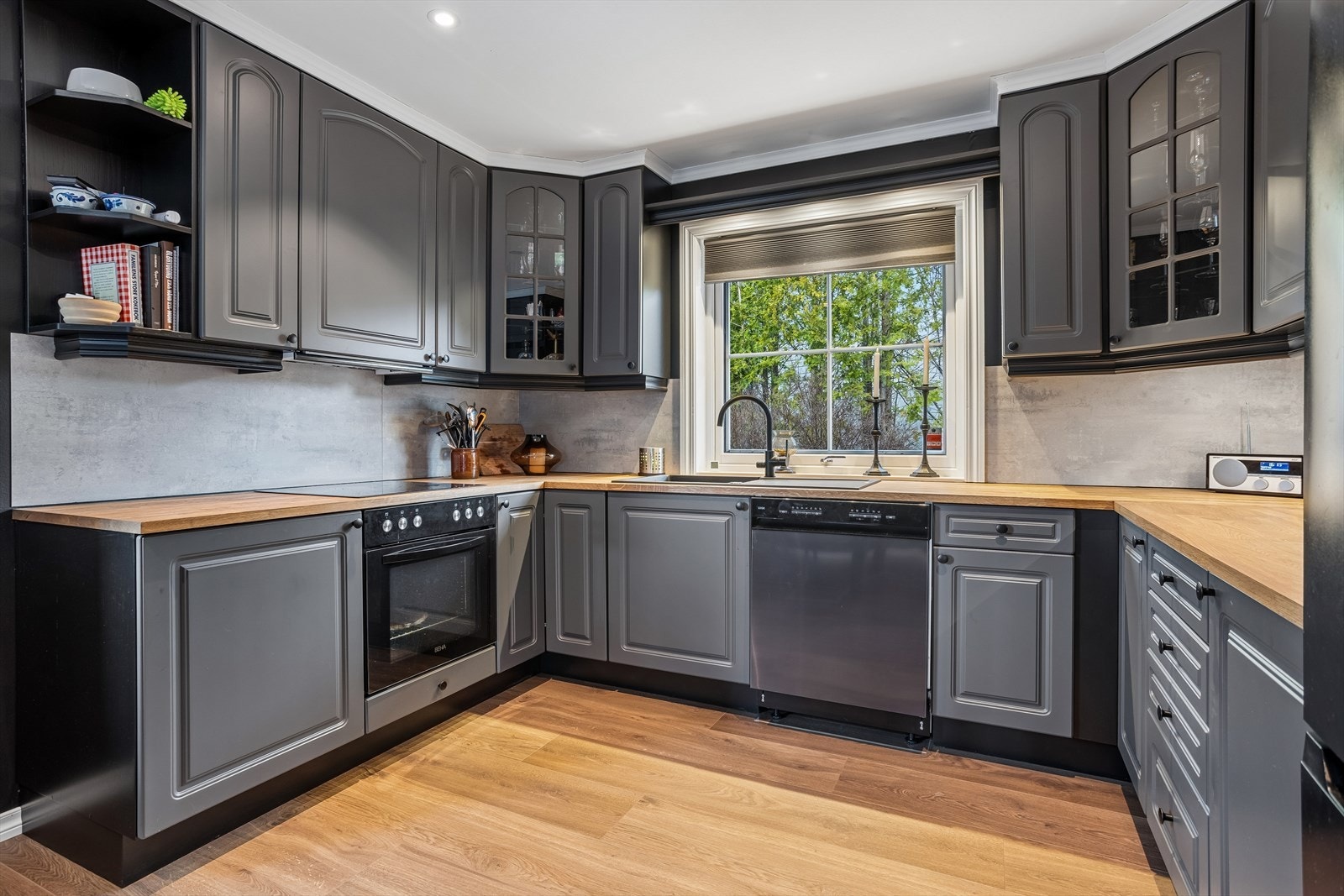 Kjøkkenet har pene profilerte fronter, og rikelig med skap- og benkeplass. Nyere benkeplater i eik. Galleribilde