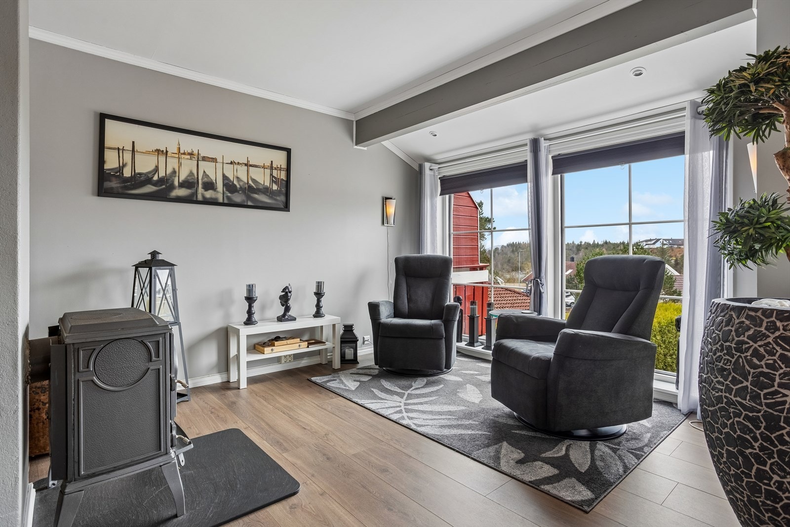 Den vedfyrte ovnen gir ekstra varme og hygge. Herfra er det også utgang til altanen. Galleribilde