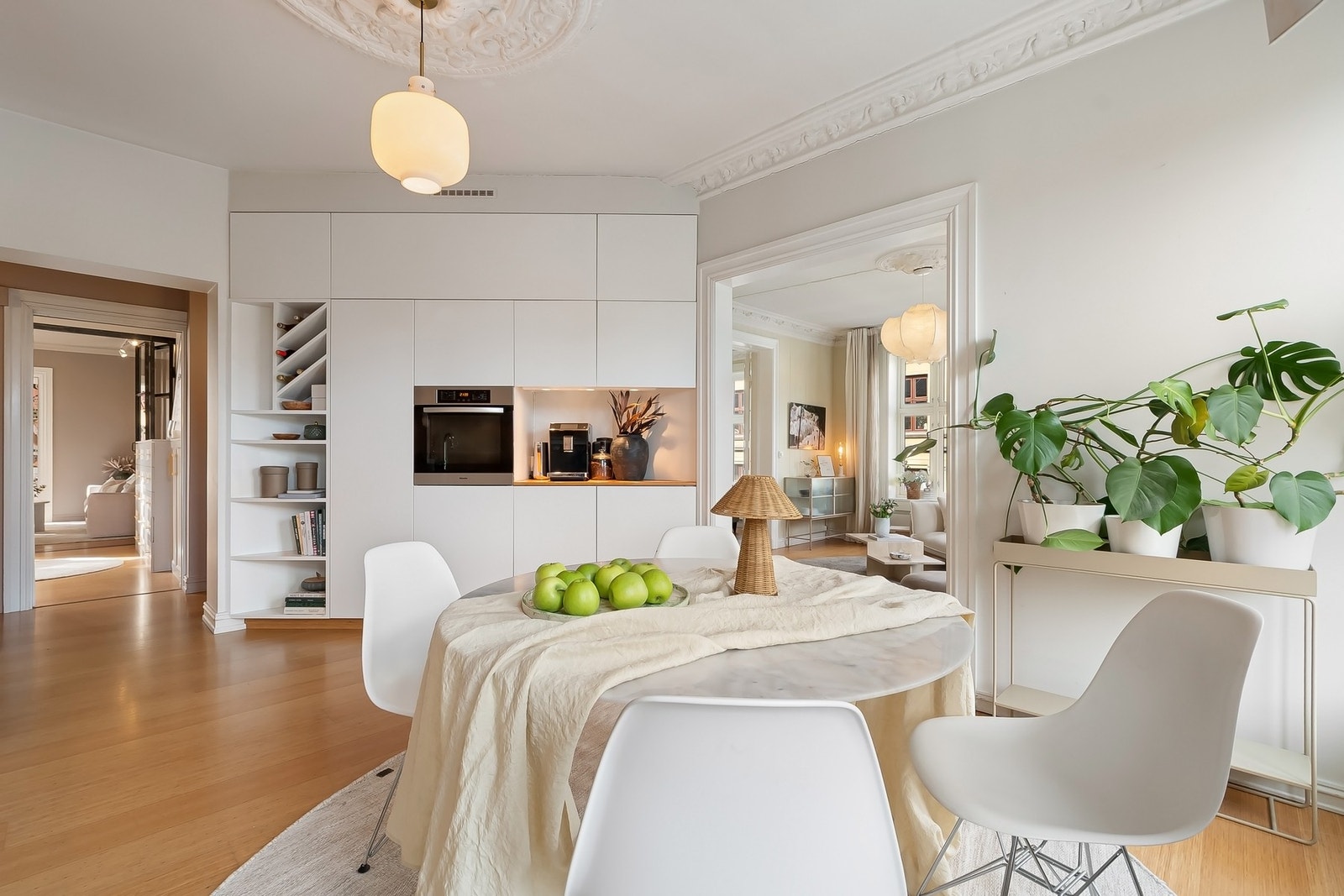 Som et romslig spisekjøkken inviterer det til lange måltider og uformelle sammenkomster, samtidig som det er effektivt og praktisk i bruk. Galleribilde