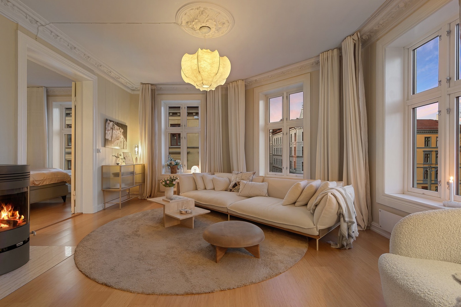 I stuen er det god plass til en romslig sofagruppe, og vedovnen tilfører både varme og atmosfære gjennom året. Galleribilde