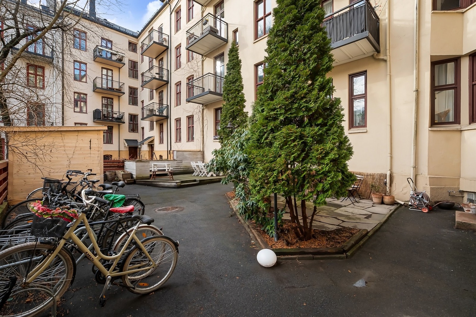 Leiligheten ligger i et koselig og oversiktlig borettslag, med en flott, oppgradert bakgård. Galleribilde