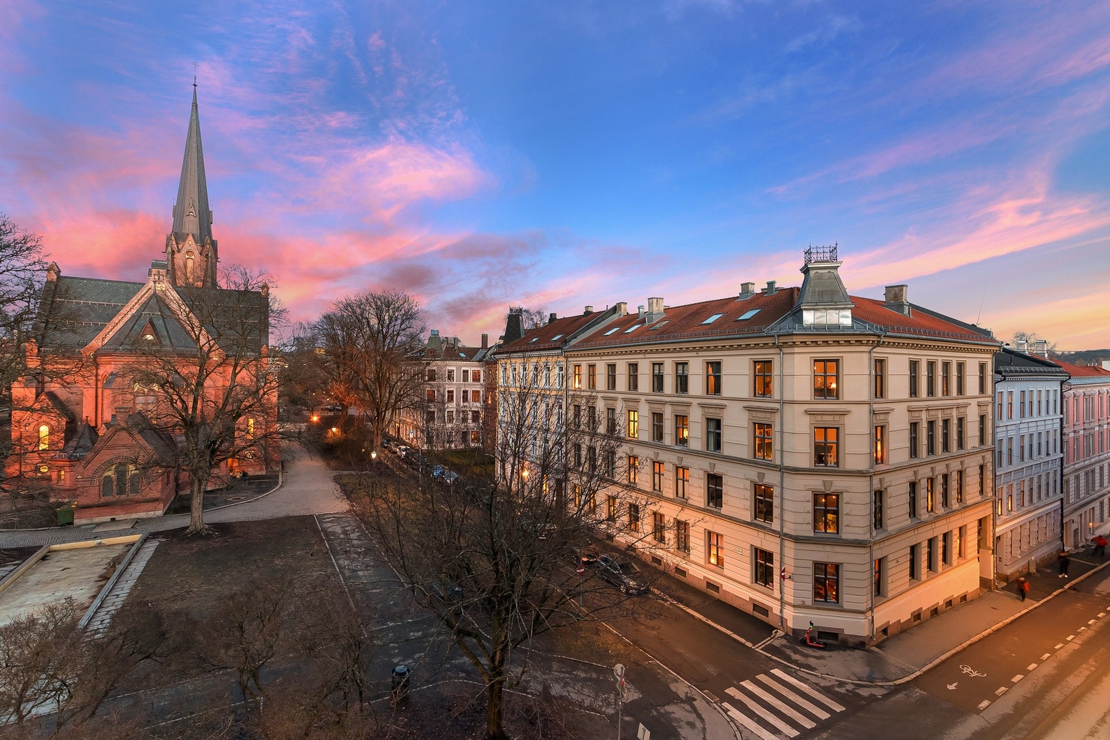 Fra stue og kjøkken har man et åpent og fritt utsyn mot Paulus kirke - et vakkert og karakteristisk blikkfang. Galleribilde