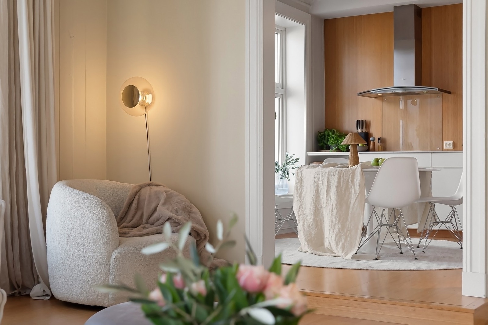 Stue og kjøkken utgjør to generøse og tydelige soner som glir naturlig over i hverandre. Galleribilde