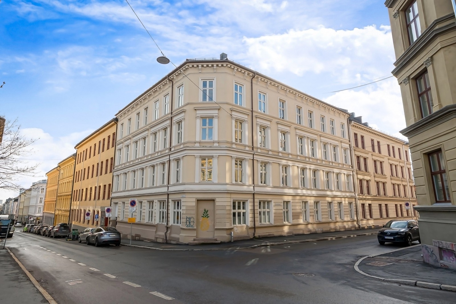 Her, et steinkast mellom Birkelunden og Akerselva, bor man midt i en av byens mest levende og karakterfulle bydeler. Galleribilde