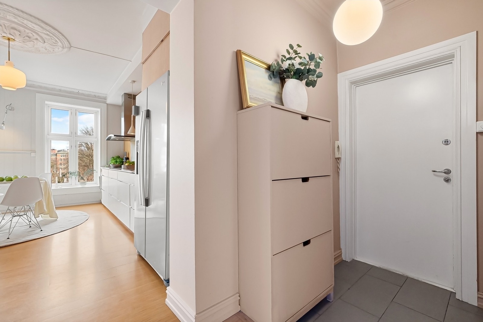Det medfølger kjeller- og loftsbod på til sammen 12 m². Galleribilde