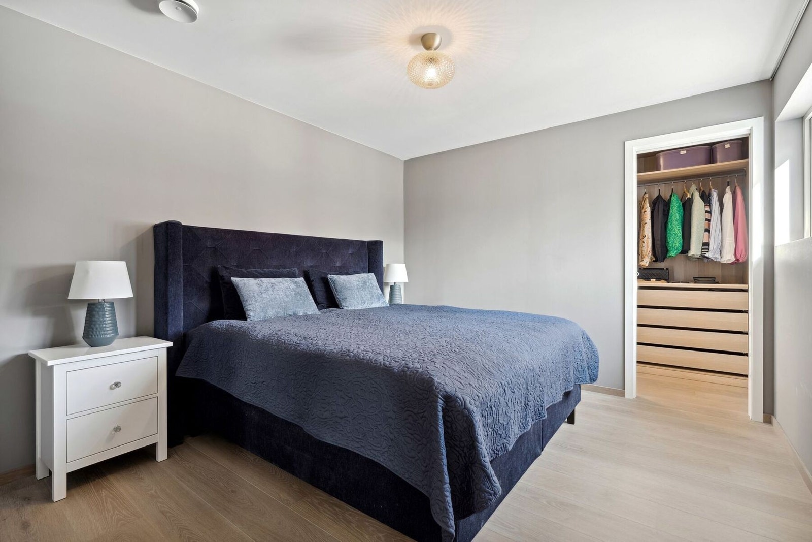 Det er innredet et praktisk walk-in-closet i tilknytning til dette rommet. Galleribilde