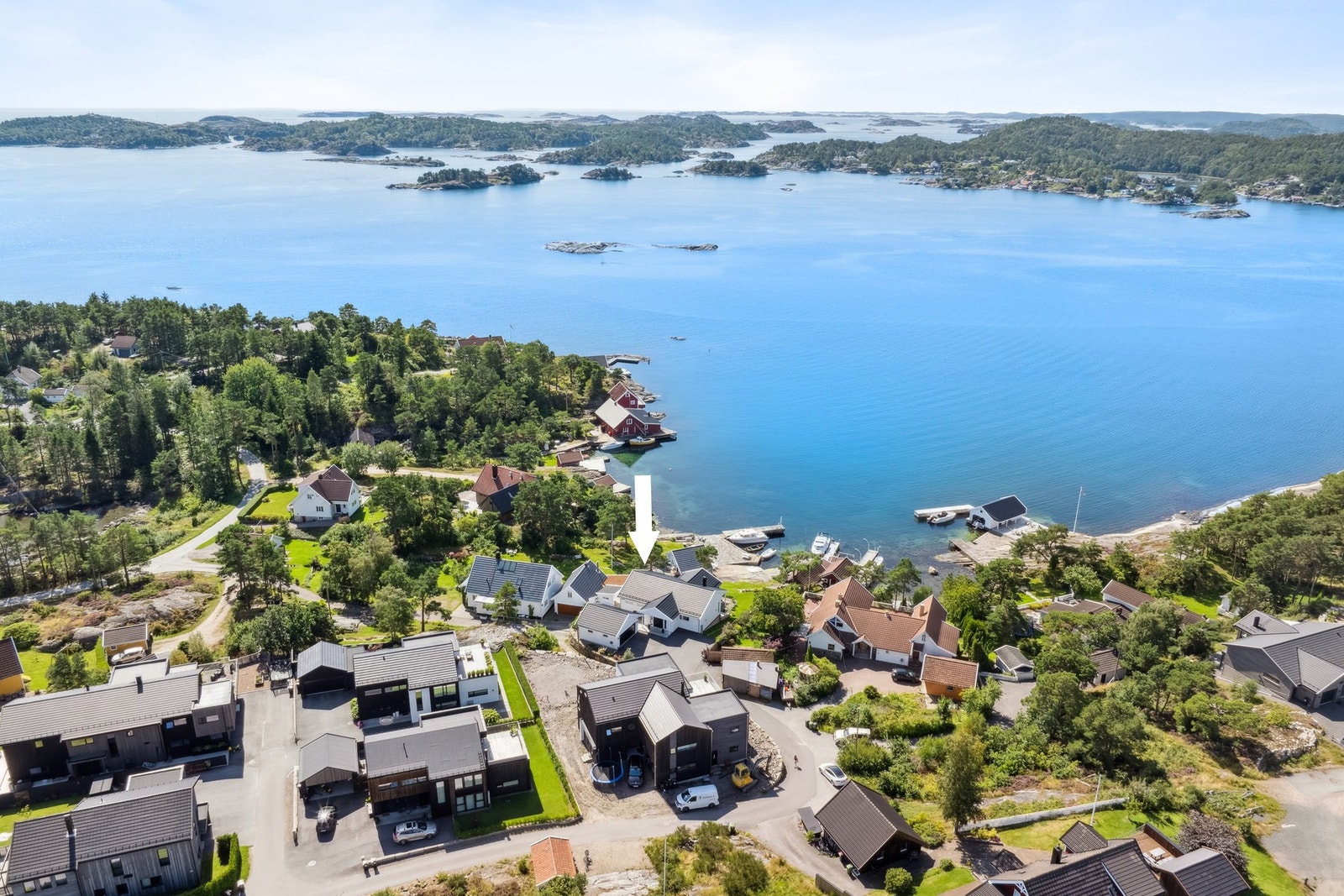 Søgnes vakre skjærgård med den kjente uthavnen Ny Hellesund i bakgrunnen. Et eldorado for båtliv, fisking, padling og holmeturer. Galleribilde