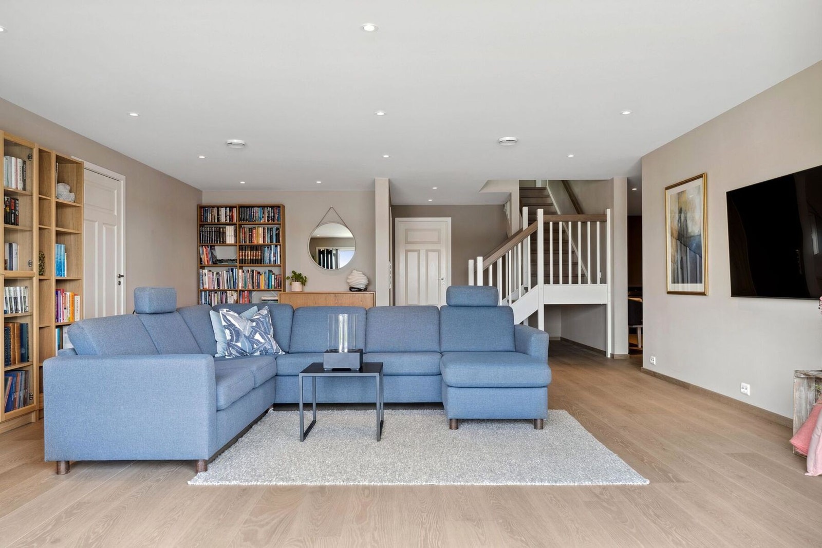 For mange vil boligen passe for dem som er så heldige å få langtidsbesøk eller har tenåringsbarn i huset hvor besøkende eller familiemedlemmer kan ha sin egen avskjermede del å være i. Galleribilde
