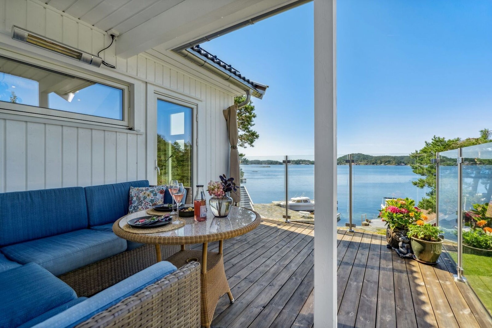 Det er anlagt flere hyggelige og usjenerte uteplasser med enkel adkomst fra flere rom i boligen. Galleribilde