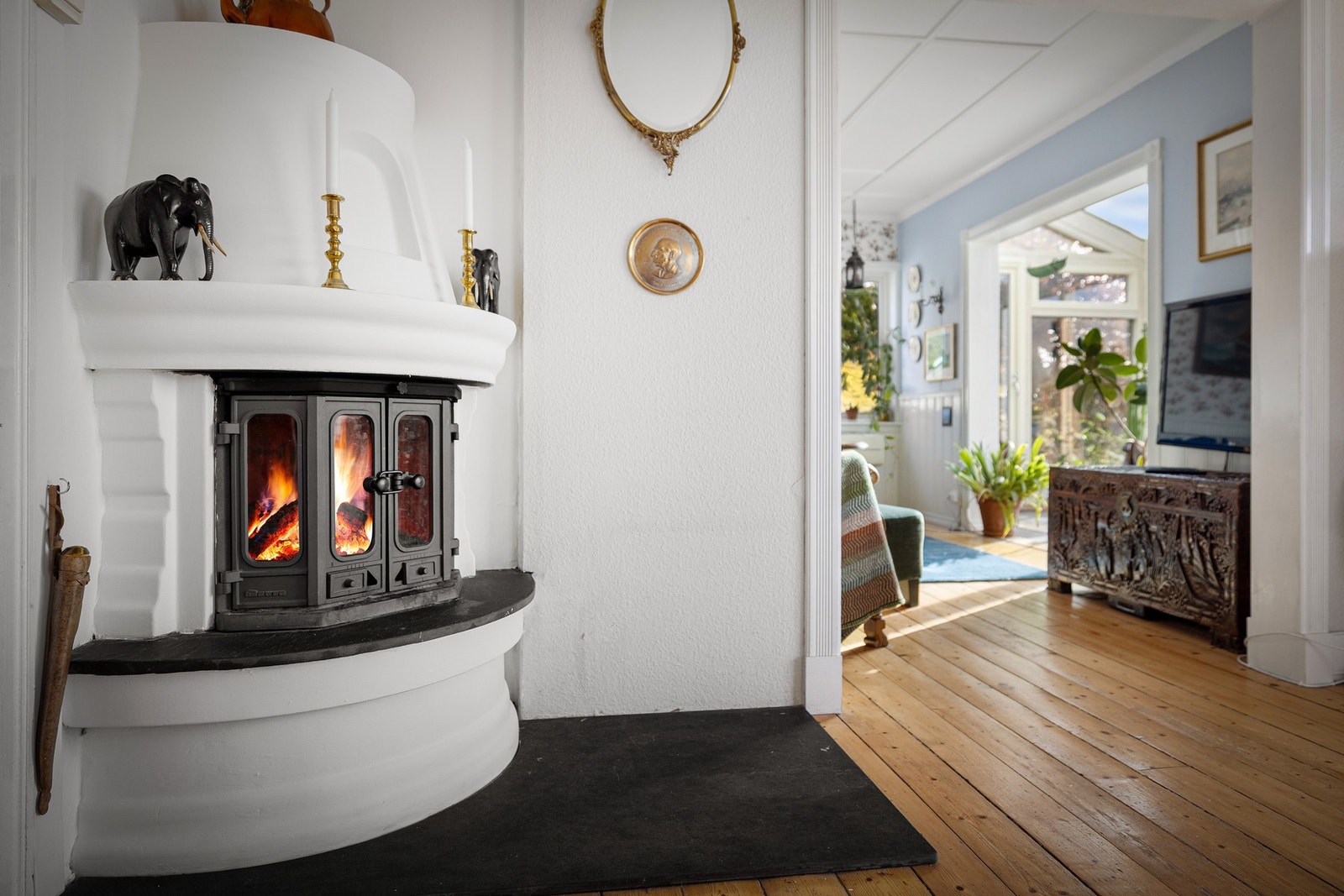 Nydelig tregulv og peis med innsats. Galleribilde