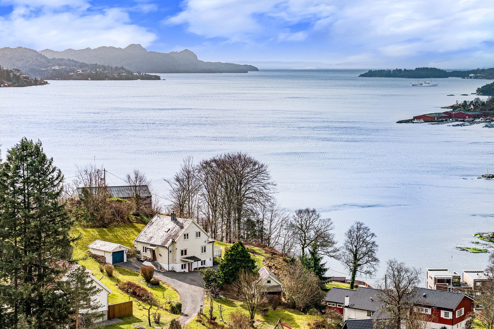 2 minutter å gå til busstopp, og fine turløyper og badeplasser i nærområdet. Galleribilde
