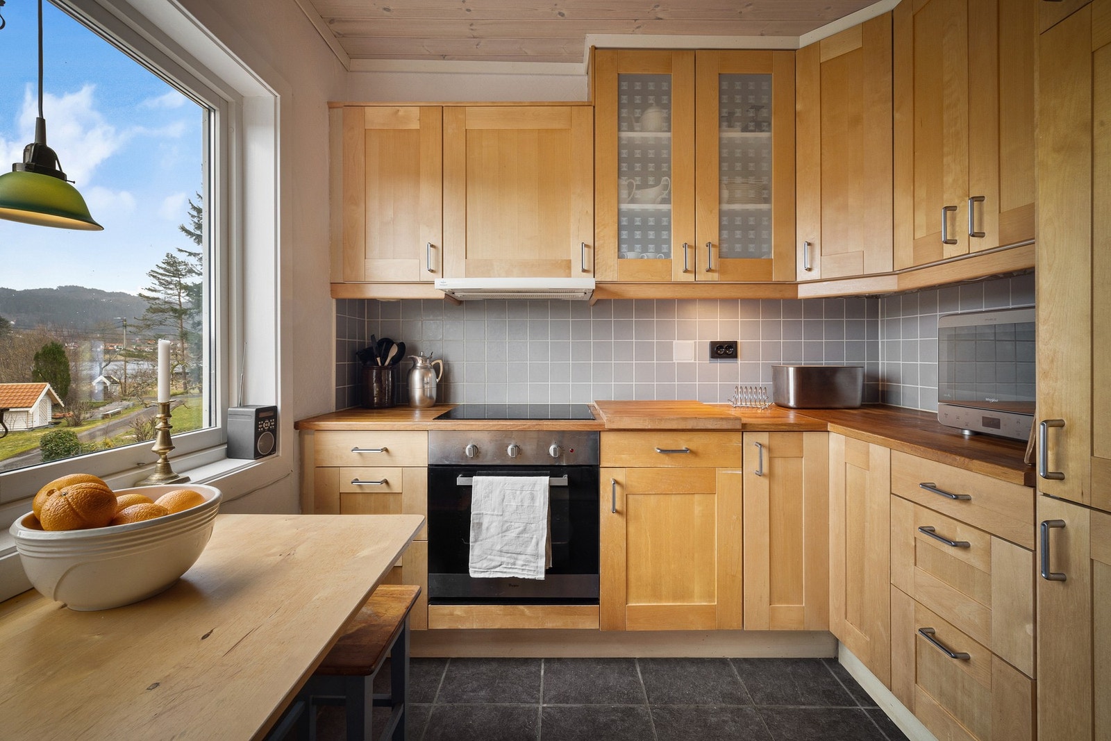 Kjøkken med plass til et lite kjøkkenbord. Galleribilde