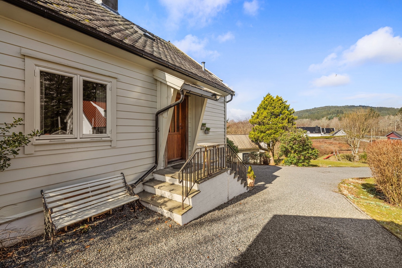 Ryddig hovedinngang ved garasjen. Galleribilde