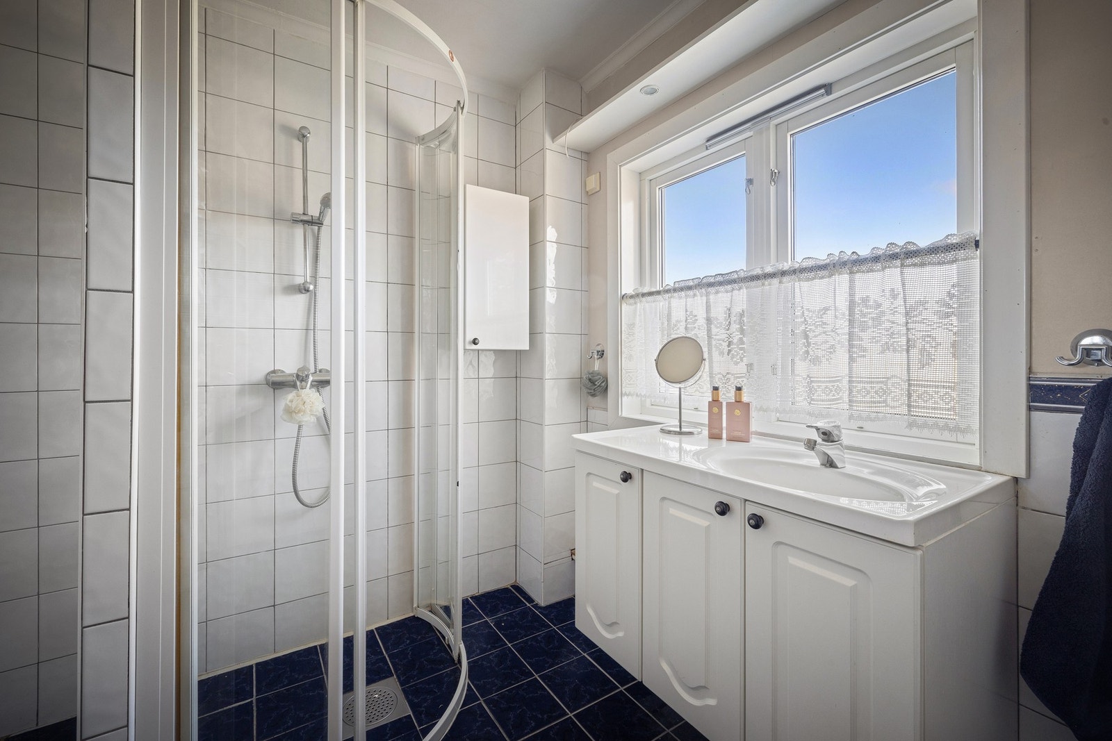 Bad i 2. etg ble byggemeldt i 1997. Varmekabler i gulv. Galleribilde