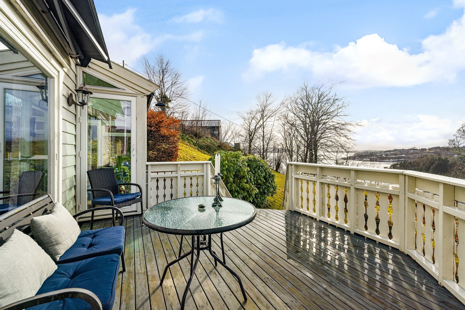 Det er utgang til altanen fra både spisestue og vinterhage. Galleribilde