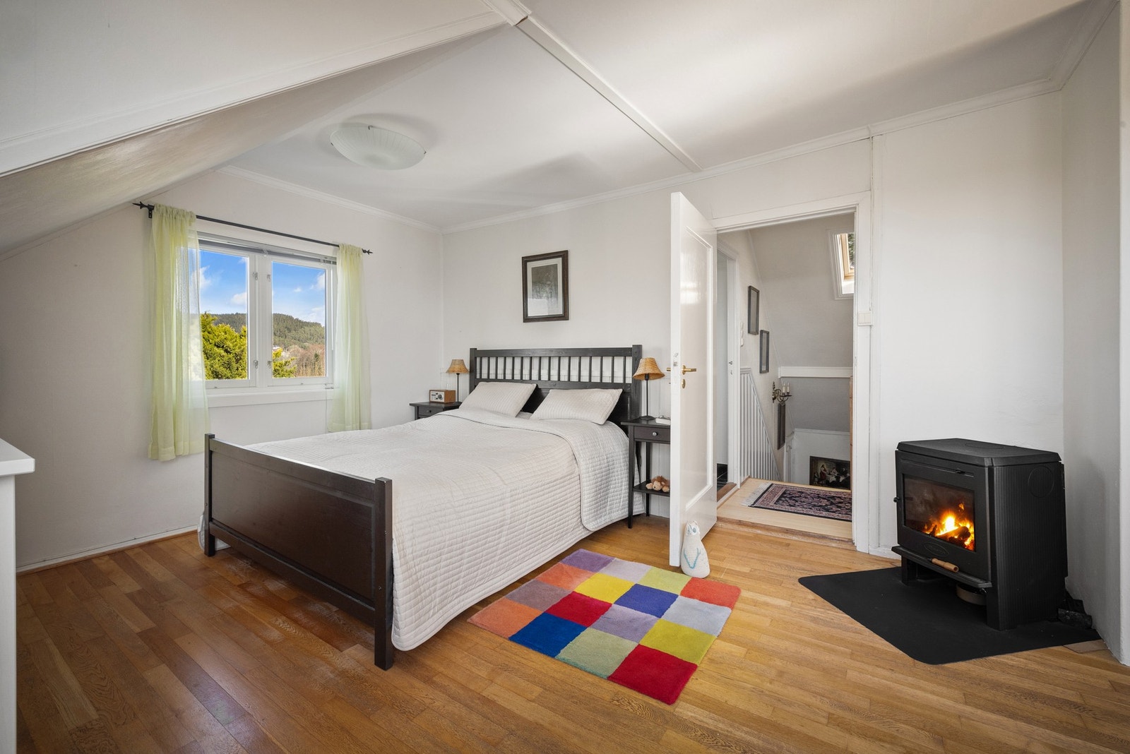 Her er rentbrennende peisovn. Galleribilde