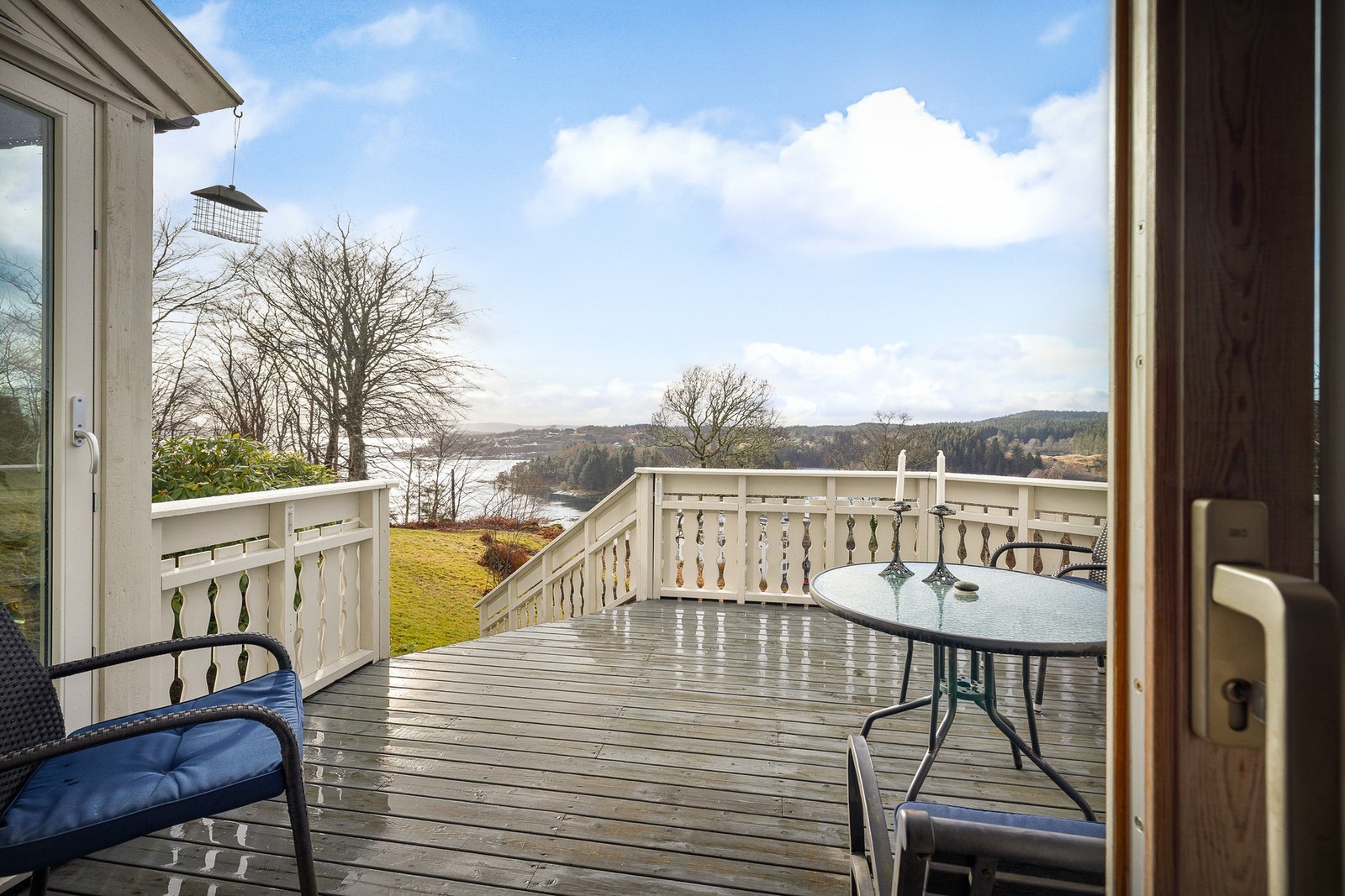 Trappen ned til hagen gir en god kobling mellom inne og ute. Galleribilde