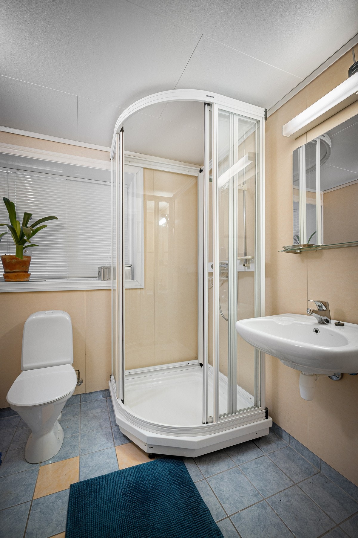 Bad i underetasjen. Det var opprinnelig tegnet inn bad i denne etasjen, men det er flyttet. Denne endringen er ikke omsøkt. Galleribilde