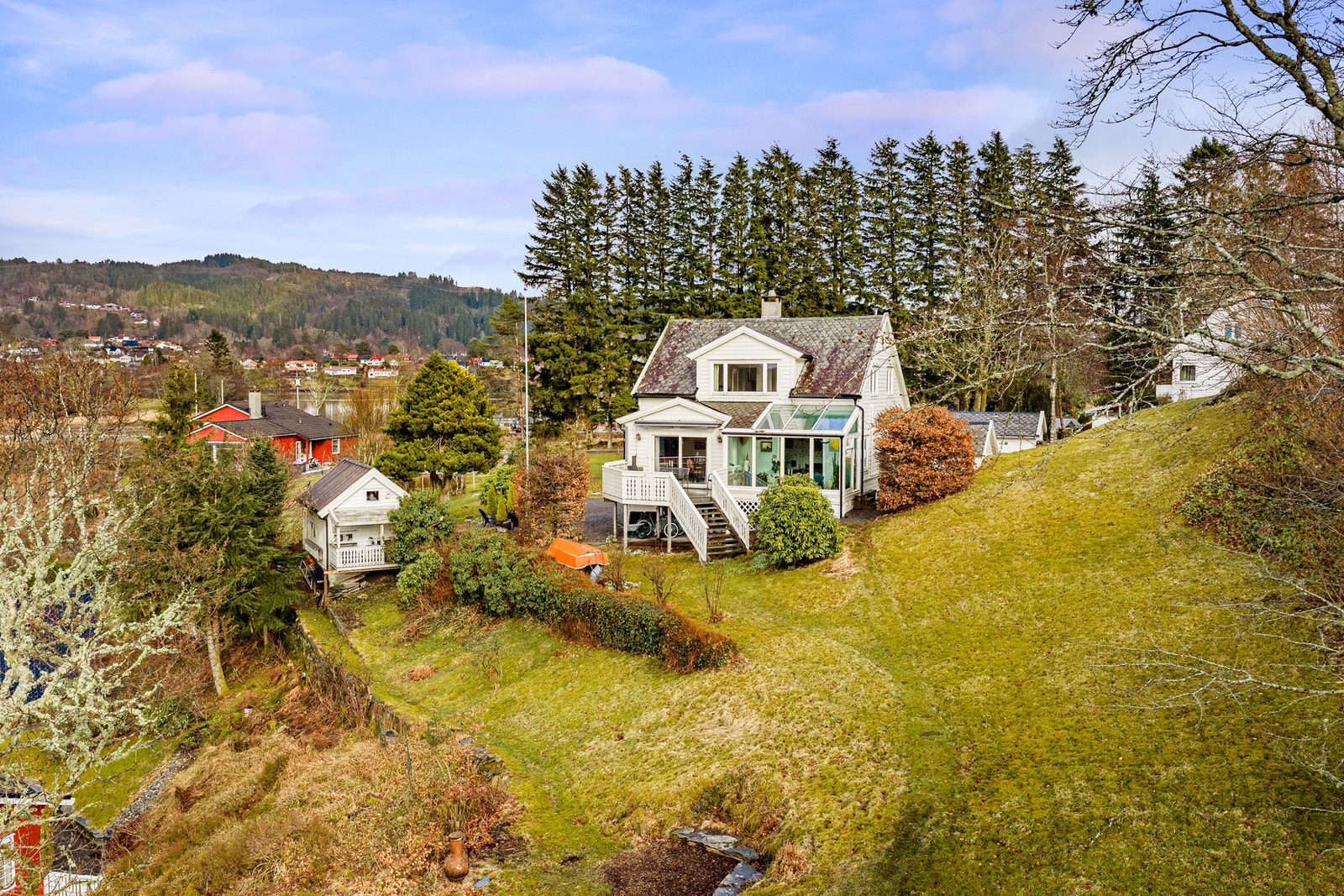 Stor og fin hage med god boltreplass for både store og små. Galleribilde