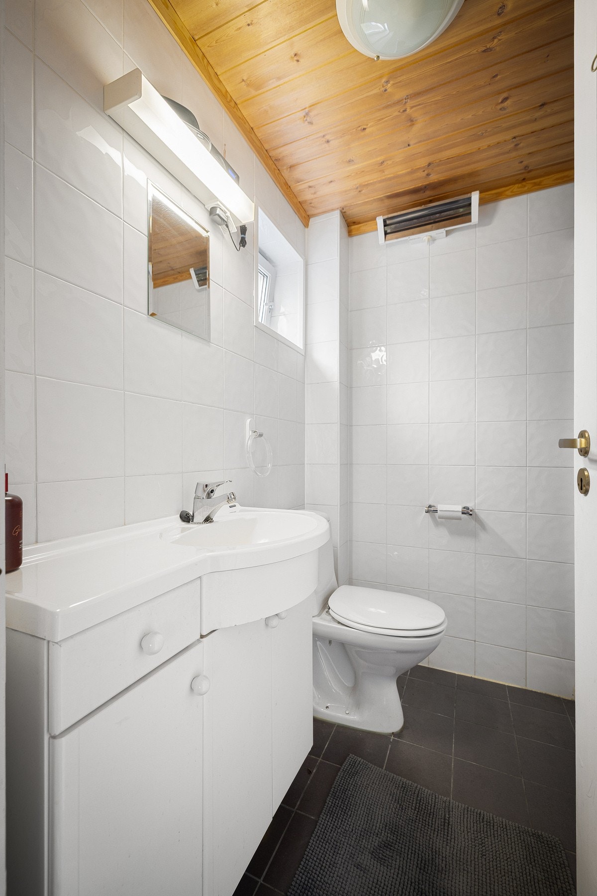 Bad i hovedetasjen, med dusjnisje. Dette ble byggemeldt i 1996. Galleribilde