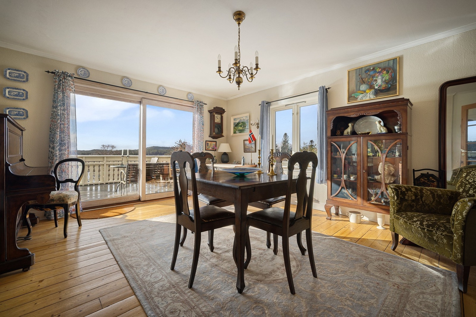 Spisestue med utgang til altanen. Galleribilde