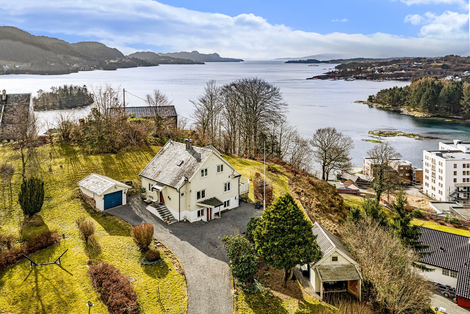 Stor og fin hage med garasje og uthus på eiendommen. Galleribilde