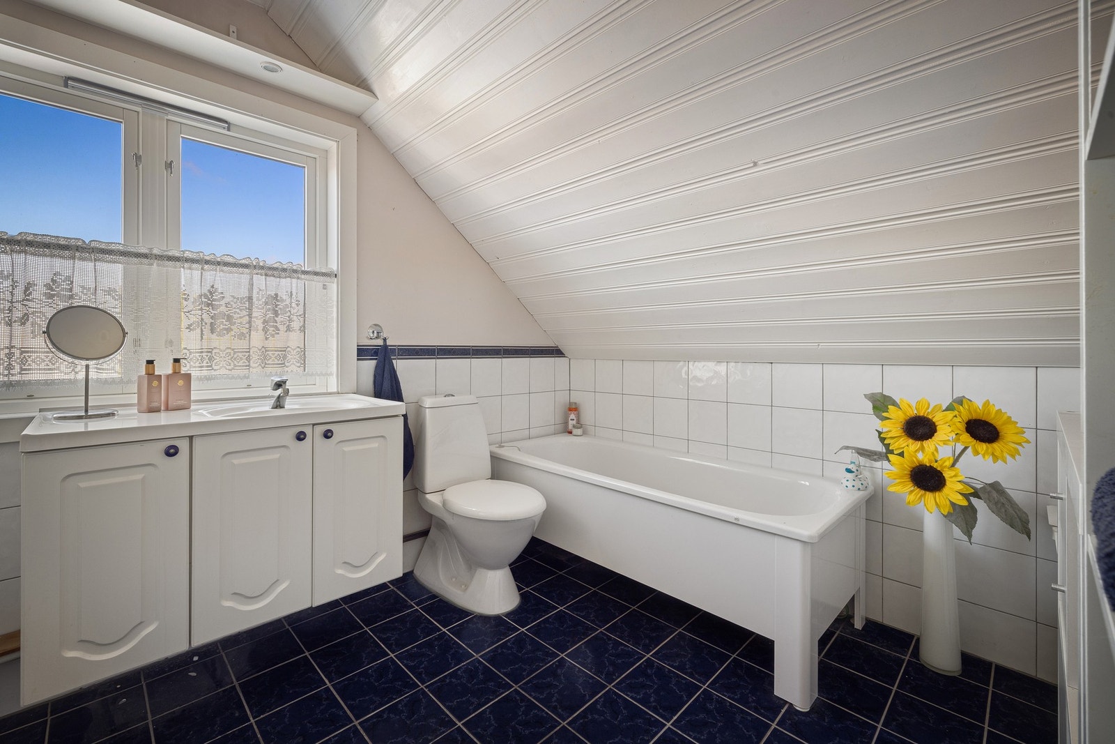 Her er sluk under badekaret, men ikke montert armatur. Galleribilde