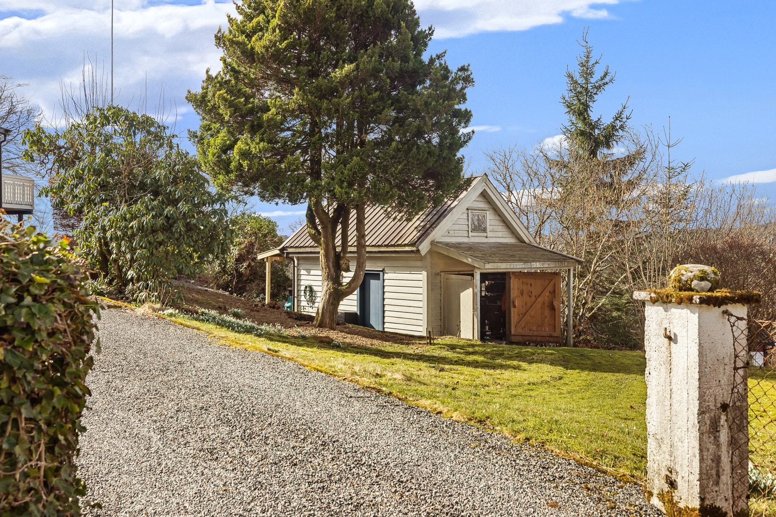 Innkjørsel med uthuset i bakgrunnen. Galleribilde