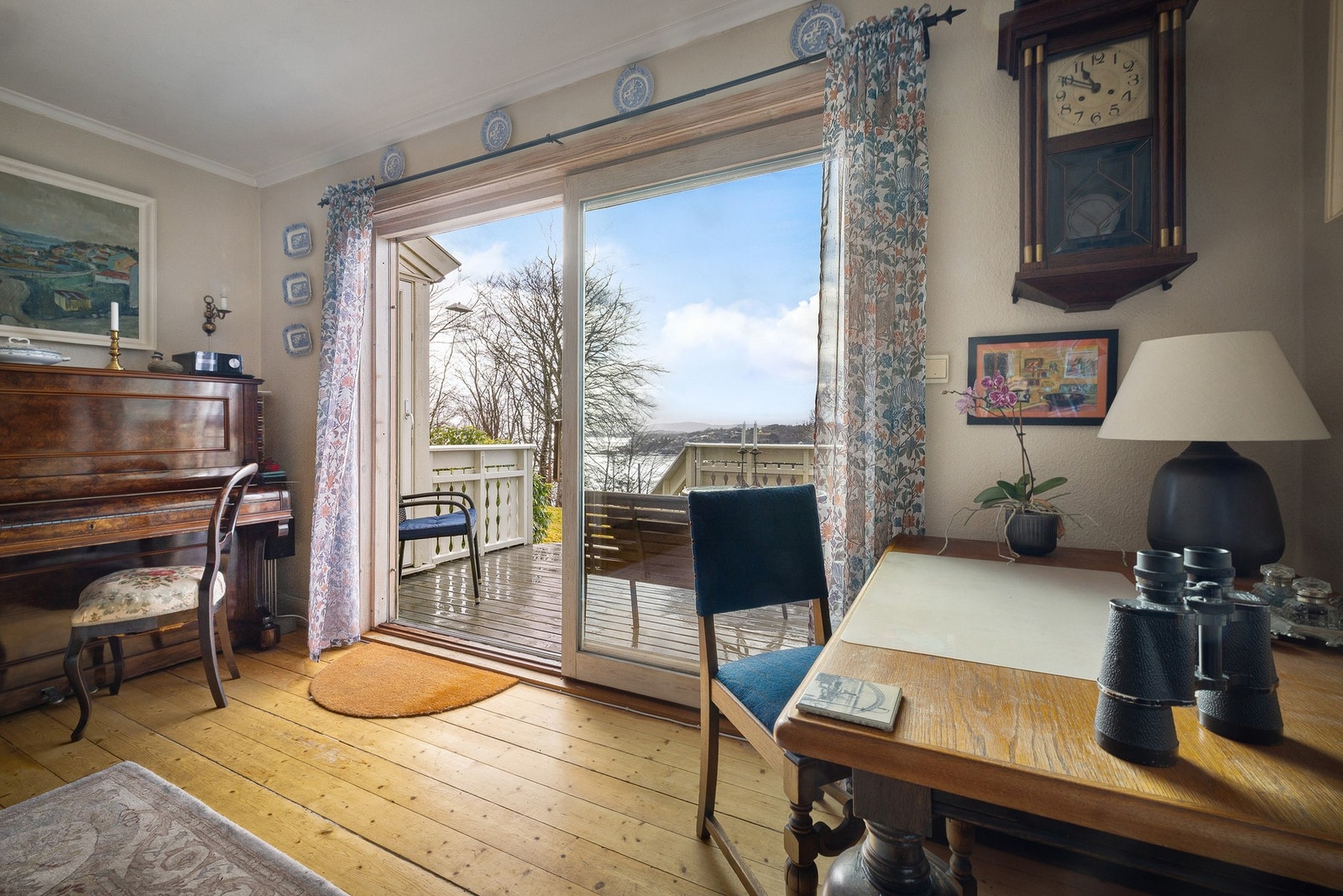 Glasskyvedør ut mot altan og hage. Galleribilde