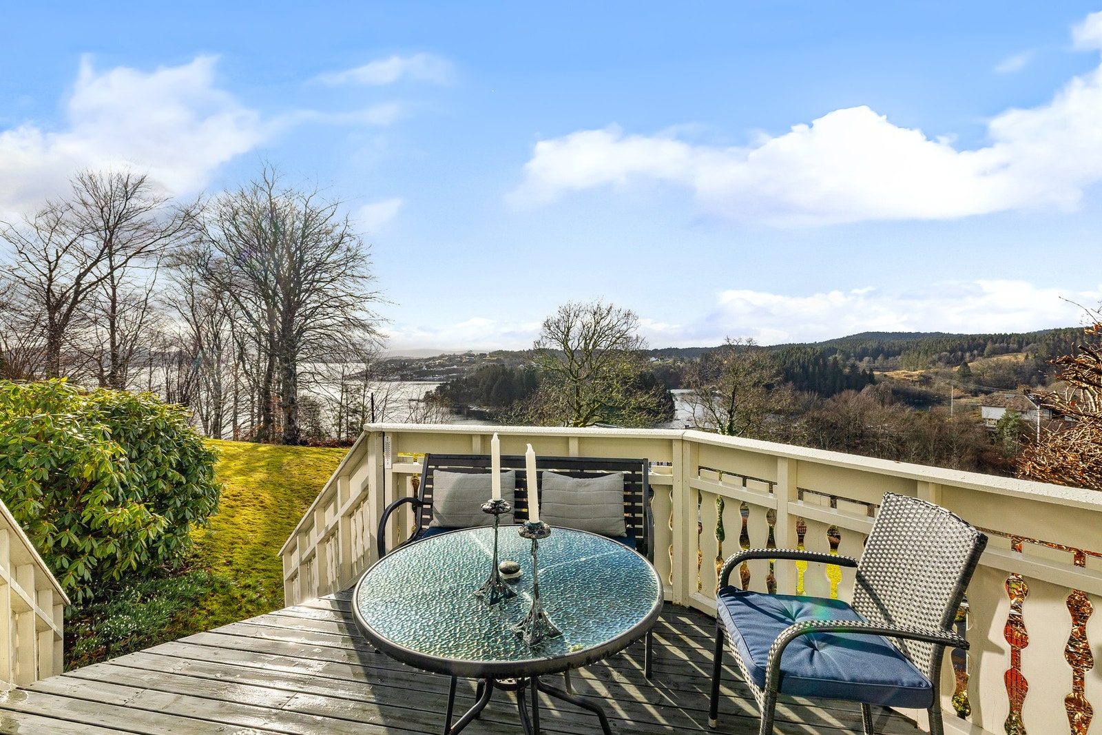 Sol til sent på kveld om sommeren, og fin utsikt. Galleribilde