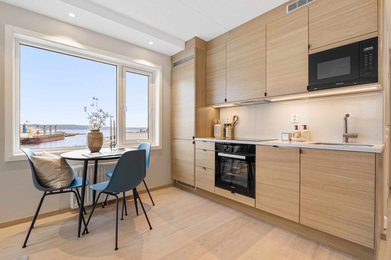 Det er godt med plass til en romslig spisesone, perfekt for hyggelige måltider og sosiale sammenkomster. Galleribilde