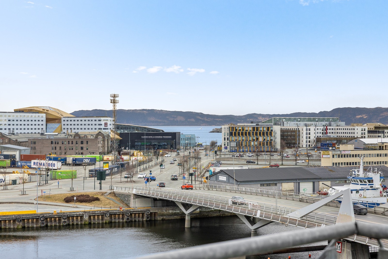 Med Nidelva og sjøen som nærmeste nabo får du en idyllisk beliggenhet med vakre omgivelser og fantastiske turmuligheter. Galleribilde
