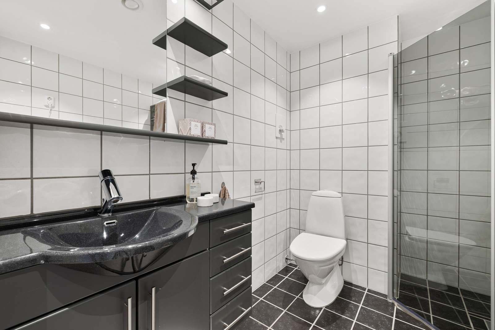 Badet er på 4,5 kvadratmeter og med god plass til "alt" man trenger. Det er bl.a. opplegg til vaskemaskin i rommet. Galleribilde